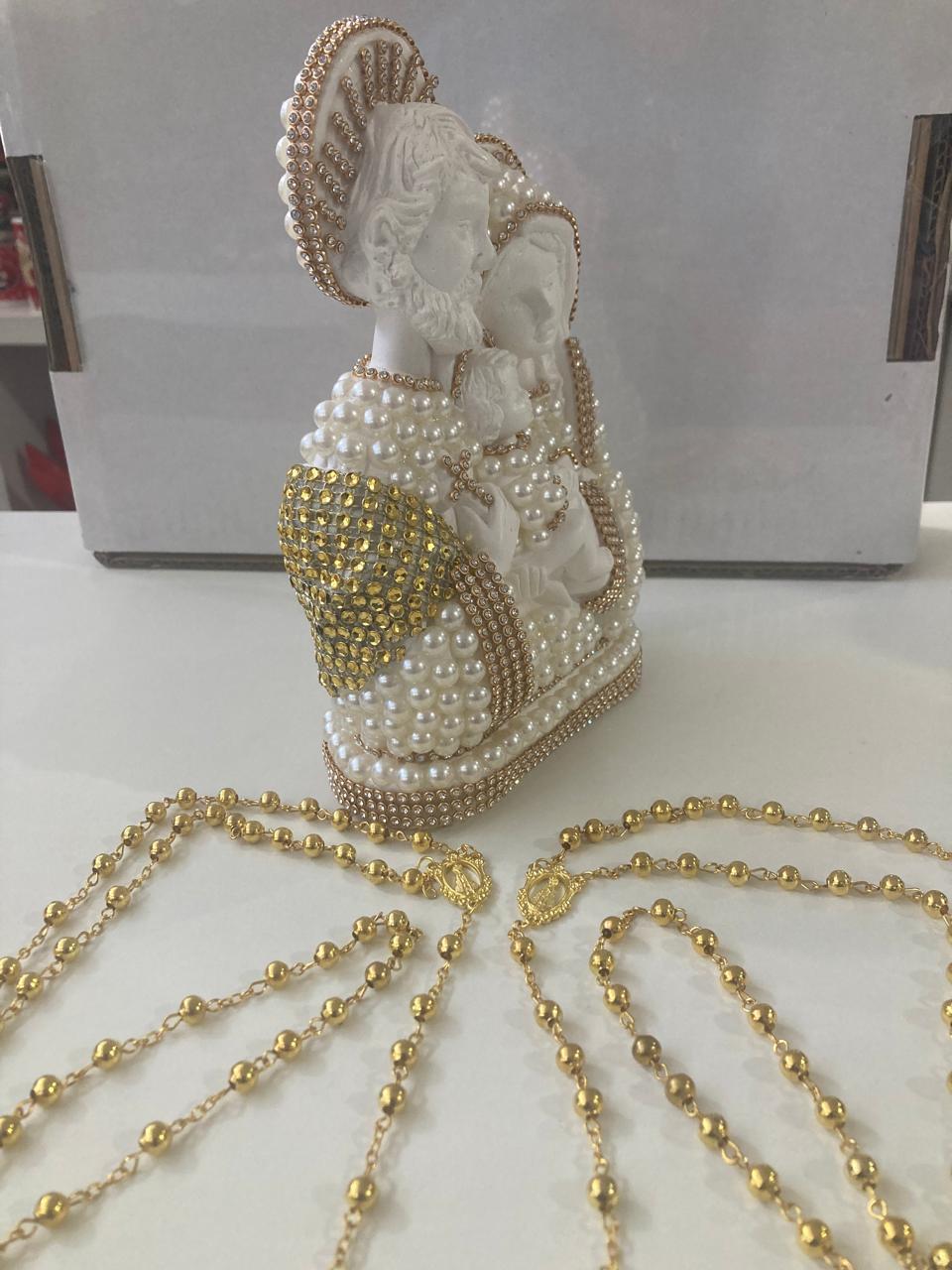 imagem de KIT BODAS DE OURO SAGRADA FAMILIA +02 TERÇOS DOURADO