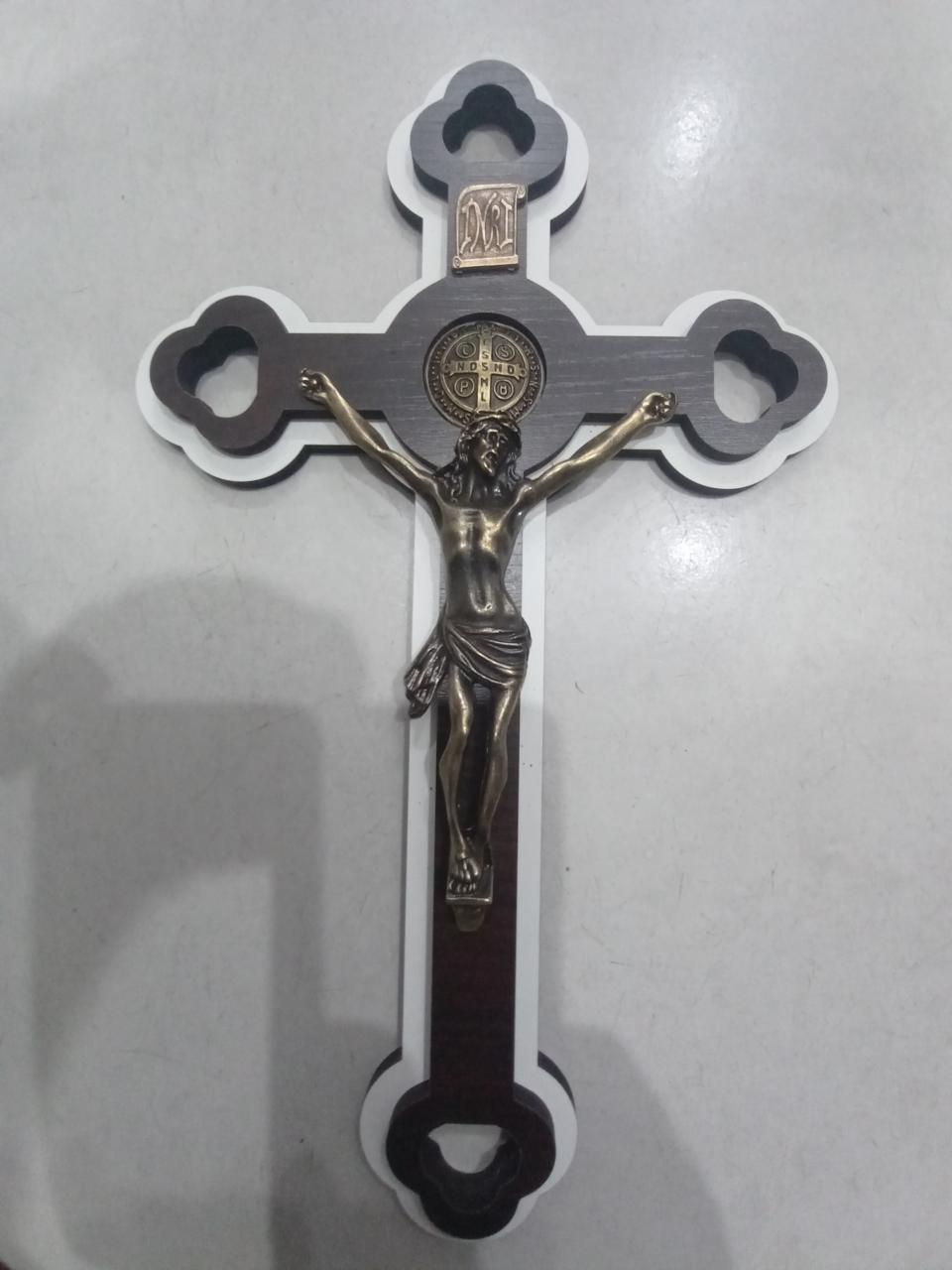 imagem de Crucifixo MDF ornado 33 cm Cristo Metal com Medalha São Bento