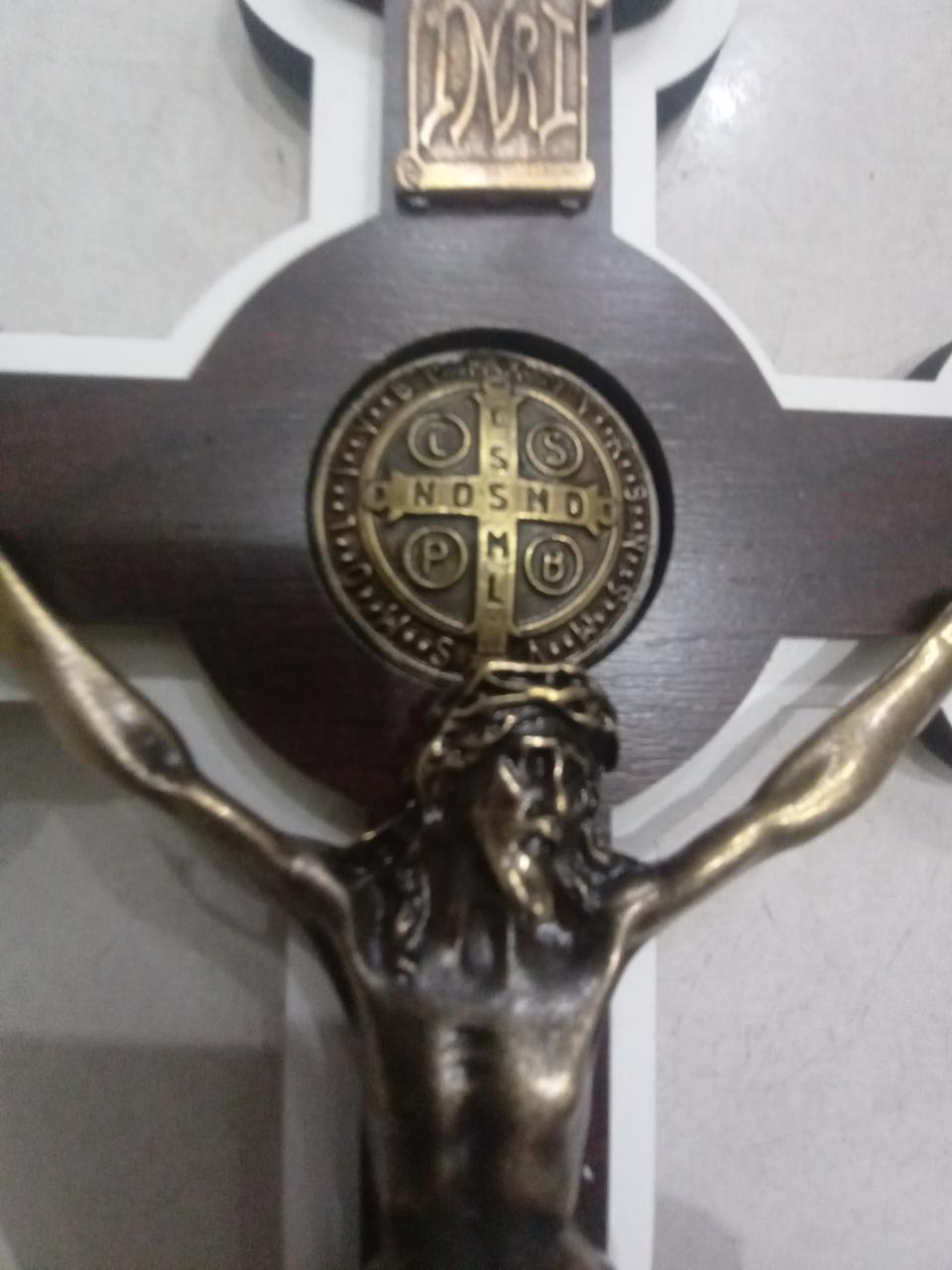 imagem de Crucifixo MDF ornado 33 cm Cristo Metal com Medalha São Bento