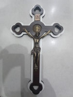 imagem de Crucifixo MDF ornado 33 cm Cristo Metal com Medalha São Bento