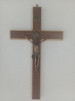 imagem de CRUCIFIXO MDF Cristo Metal com medalha são Bento 33,5 cm